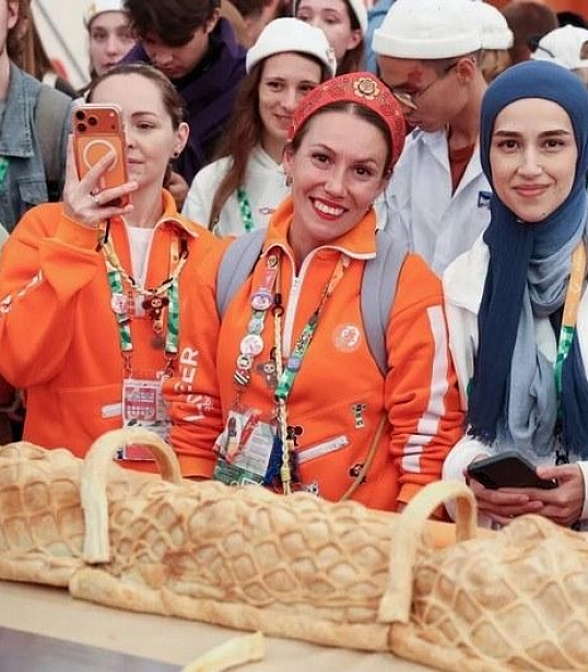 ГИГАНТСКУЮ КУЛЕБЯКУ ИСПЕКЛИ НА ГАСТРОФЕСТИВАЛЕ МФМ